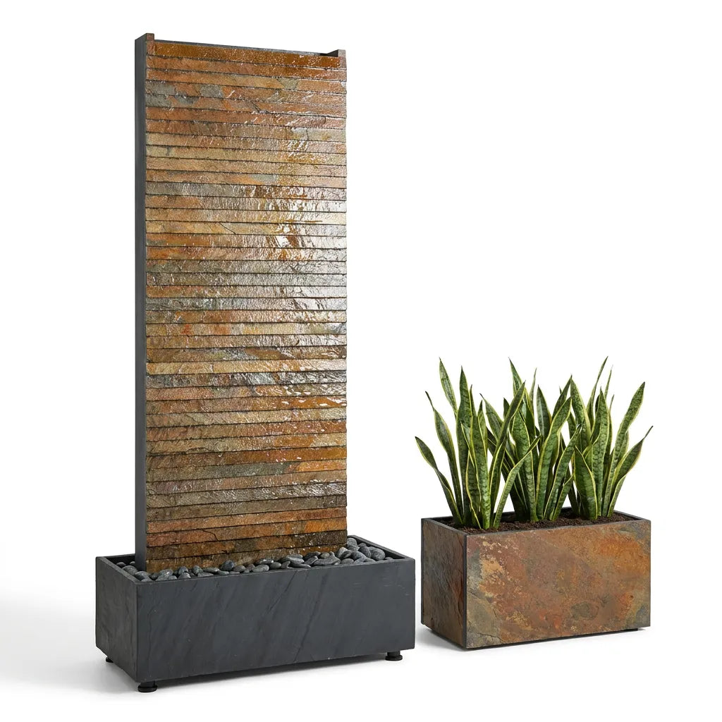 AVA GRANDE Wasserwand aus Schiefer Rusty mit Pflanzgefäss aus Schiefer und Bogenhanf, freigestellt auf weissem Hintergrund - CLIMAQUA (KI-Inhalte)