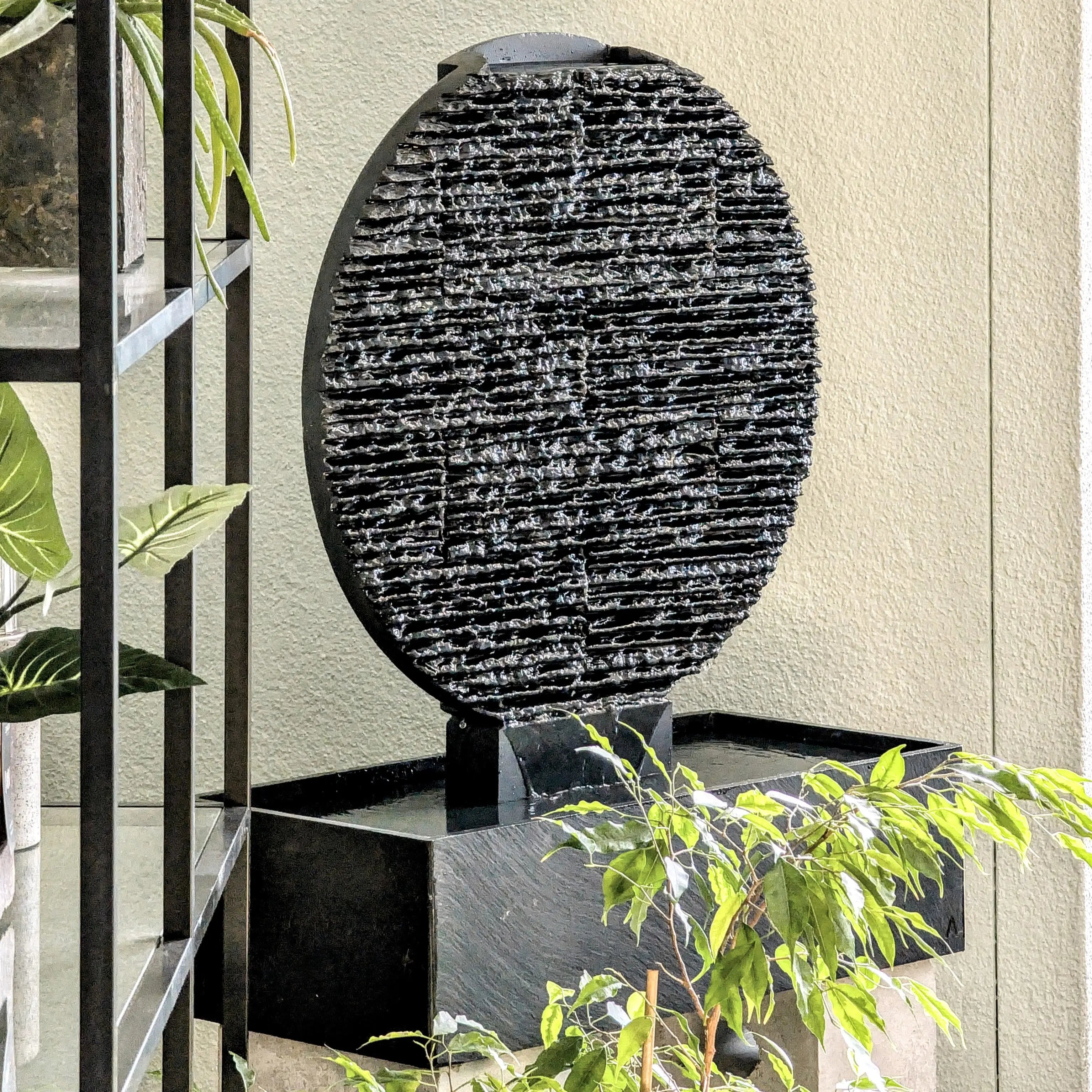 AYO L – Grosser Zen Brunnen Kreis aus Schiefer Schwarz - CLIMAQUA