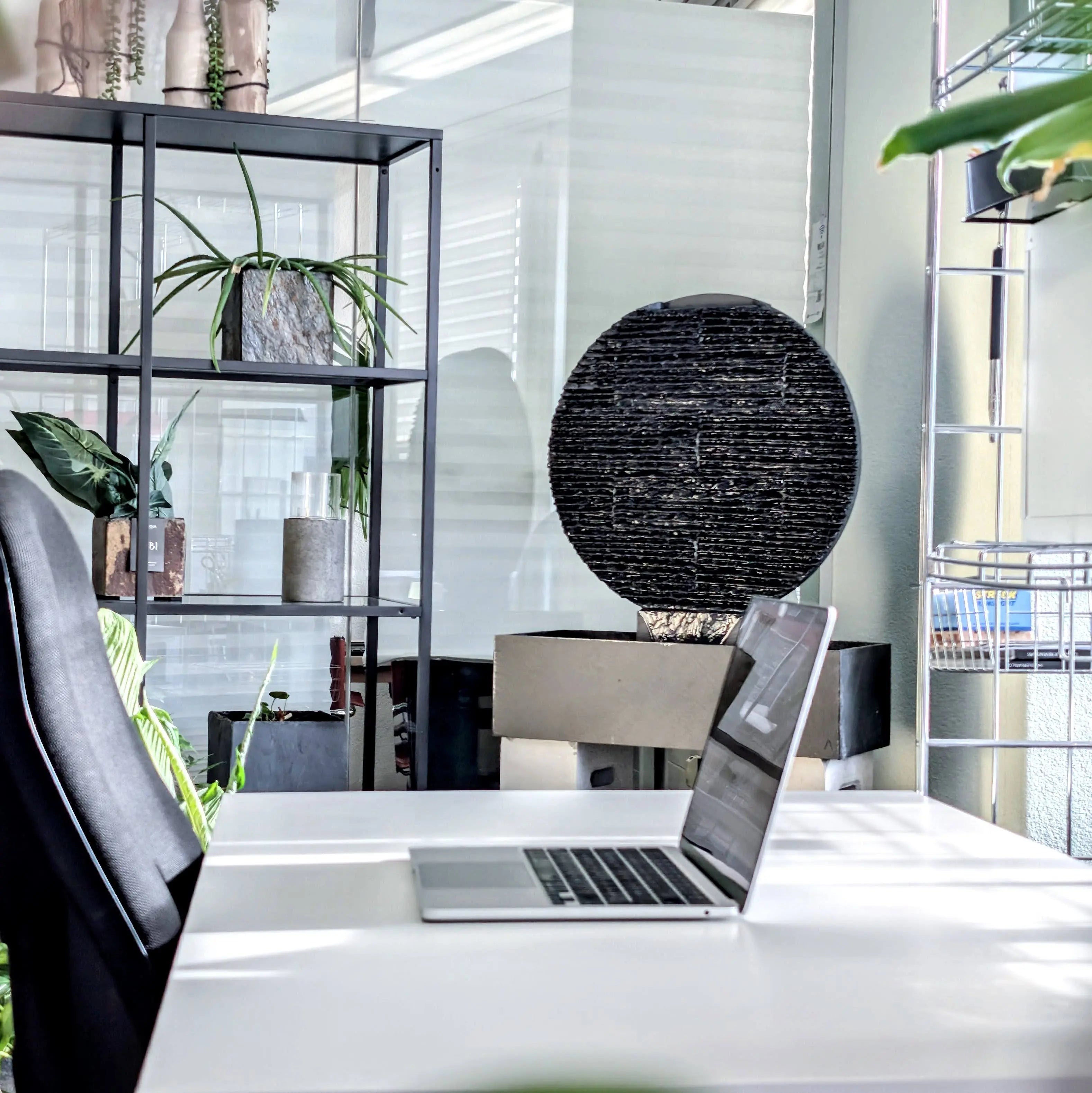 AYO L – Grosser Zen Brunnen Kreis aus Schiefer Schwarz - CLIMAQUA