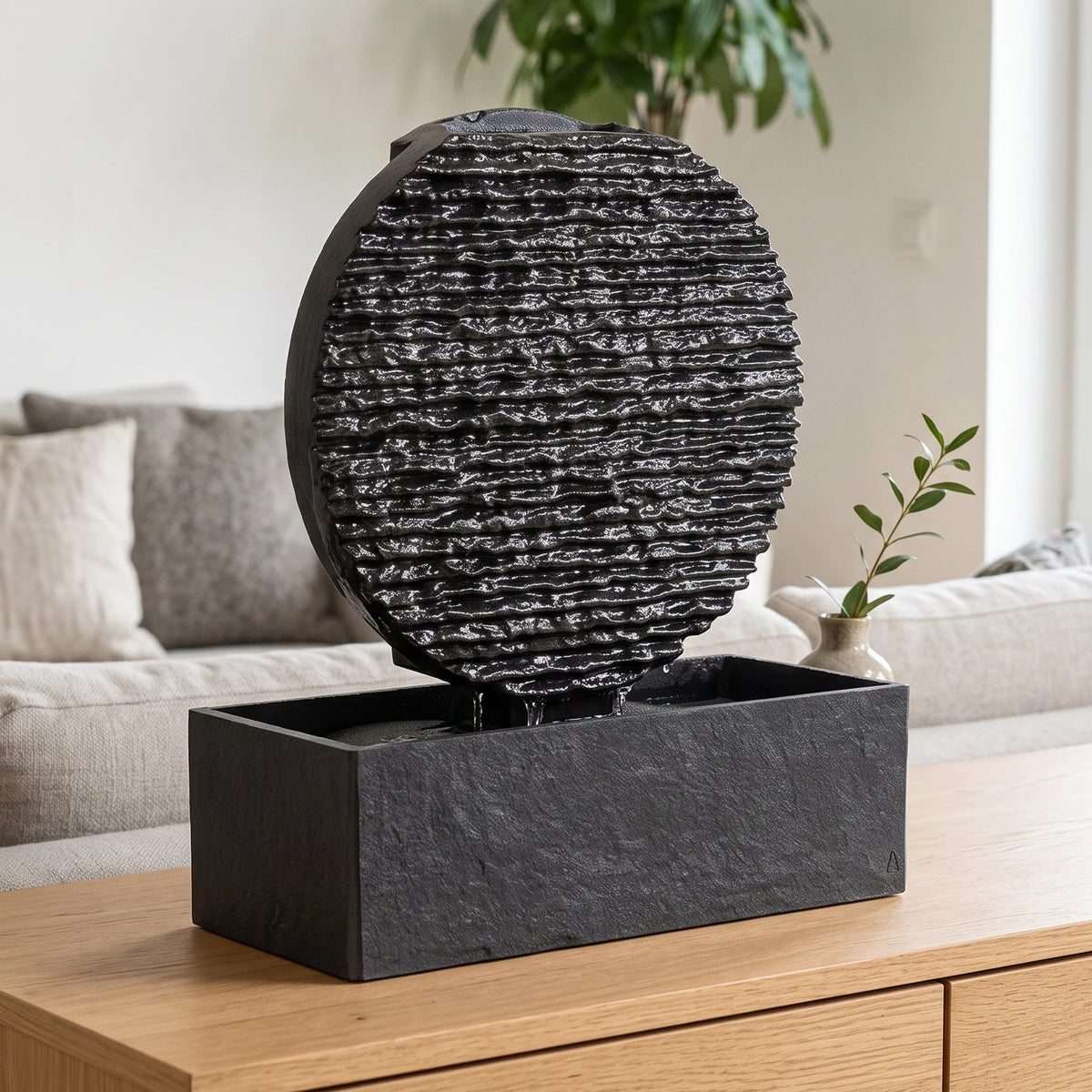 Zen Brunnen AYO M auf einem Sideboard im Wohnzimmer