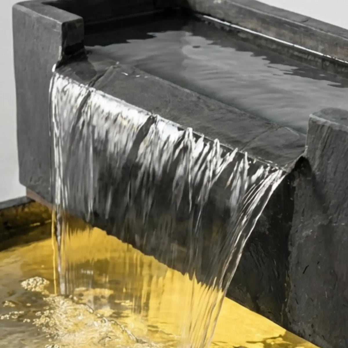 FIJI Falls – Gartenbrunnen mit zweifachem Wasserfall und warmweisser Belechtung - CLIMAQUA