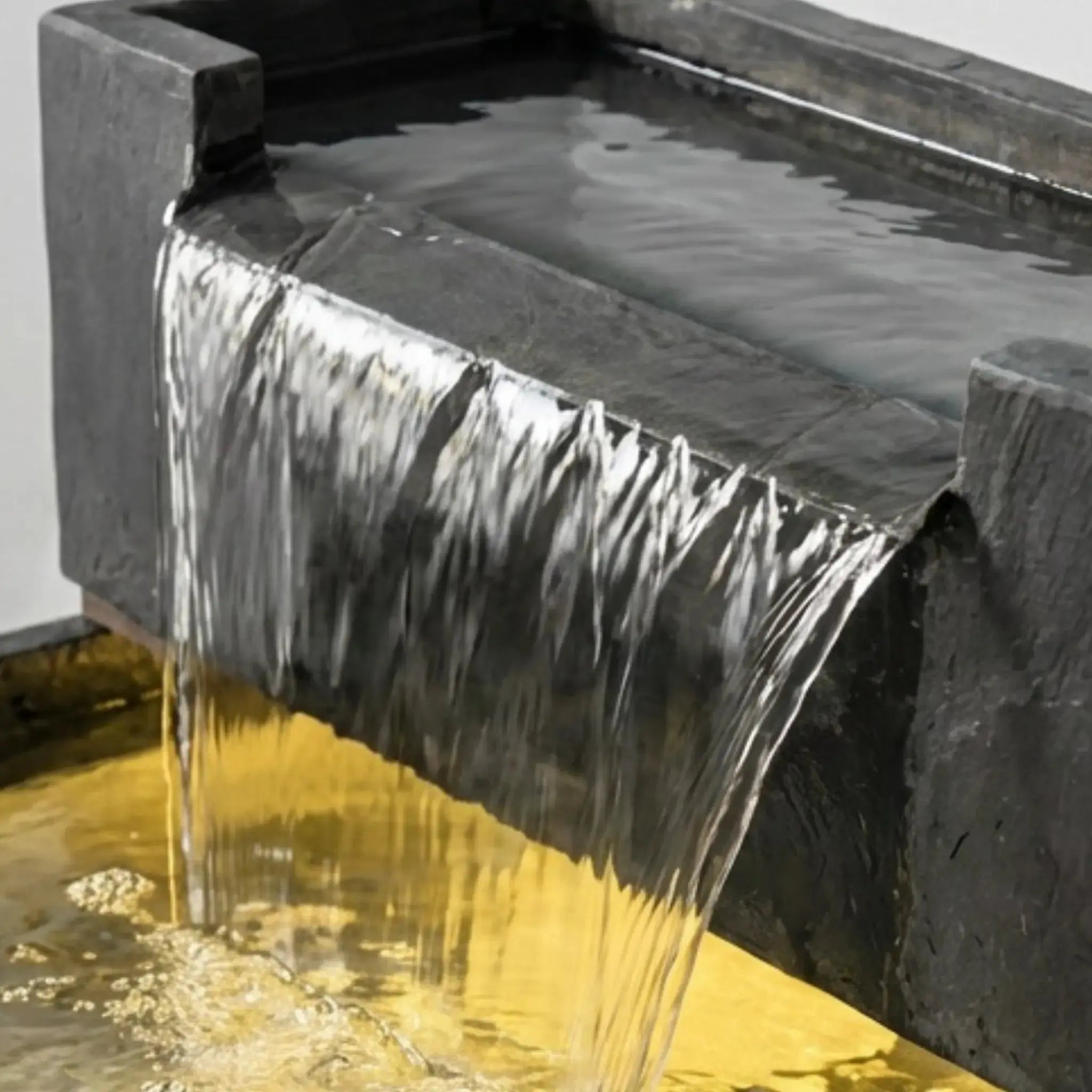 FIJI Falls – Gartenbrunnen mit zweifachem Wasserfall und warmweisser Belechtung - CLIMAQUA