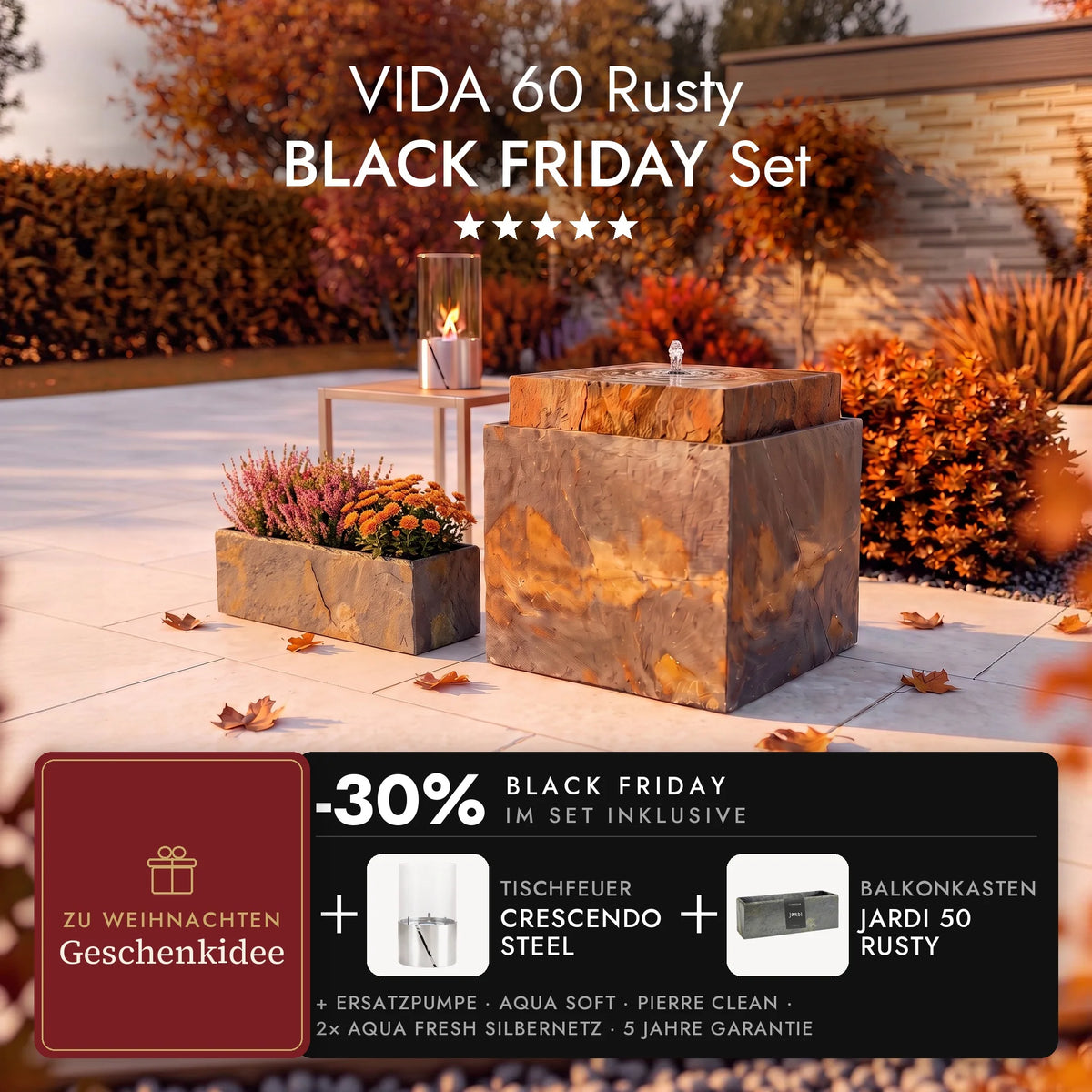 Gartenbrunnen VIDA 60 Rusty auf der herbstlichen Terrasse mit Balkonkasten JARDI 50 Rusty daneben und brennendem Tischfeuer CRESCENDO STEEL auf dem Beistelltisch, VIDA 60 Rusty BLACK FRIDAY Set (KI-Inhalte)