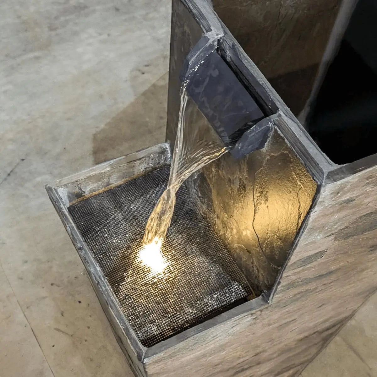 Gartenbrunnen mit Pflanzgefäss aus Naturschiefer mit Licht und Wasserfall ZOE 30 - CLIMAQUA