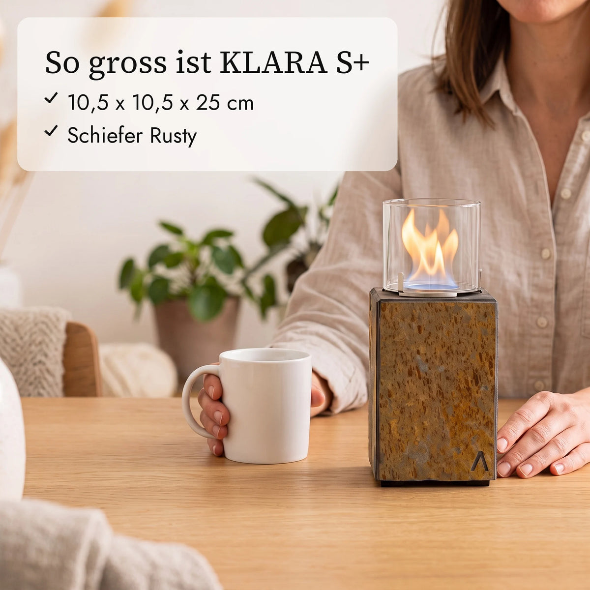 So gross ist KLARA S+: 10,5 x 10,5 x 25 cm neben Kaffeetasse und Hand (KI-Inhalte)