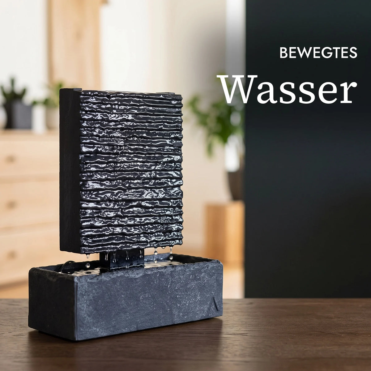 Bewegtes Wasser auf der gerillten Schieferplatte der Wasserwand LIV S (KI-Inhalte)