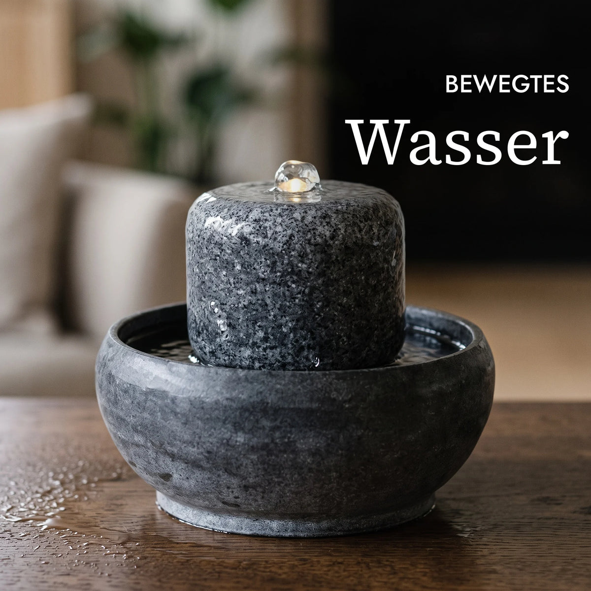 Bewegtes Wasser am Zimmerbrunnen MYO (KI-Inhalte)
