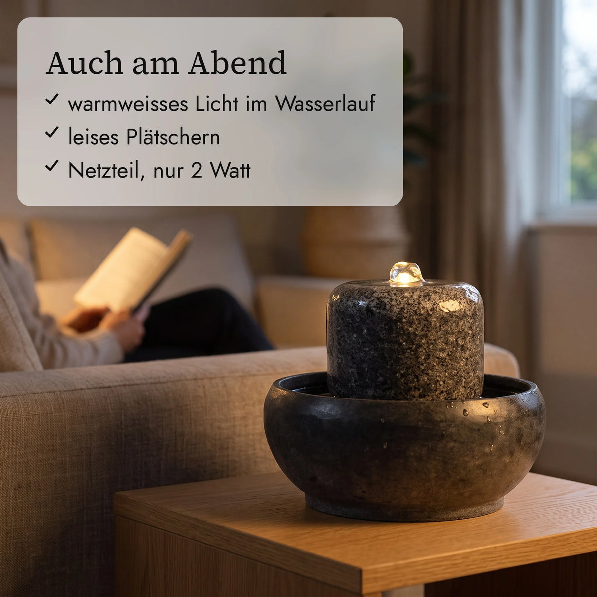 Zimmerbrunnen MYO am Abend im Wohnzimmer (KI-Inhalte)