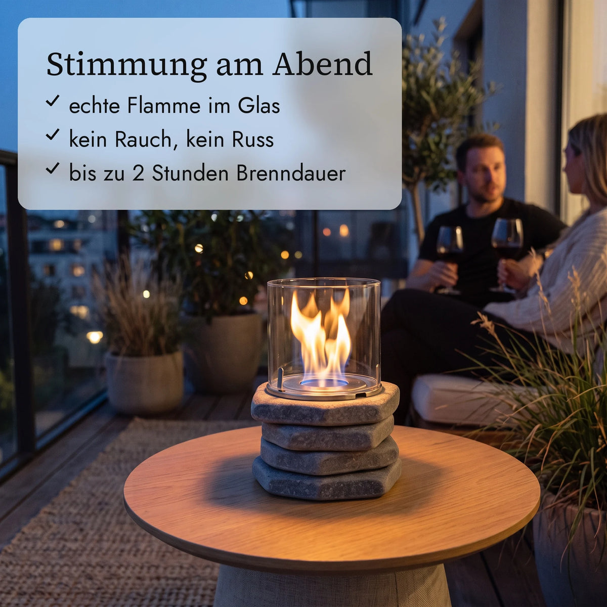 Tischfeuer PIERO am Abend auf dem Balkon (KI-Inhalte)