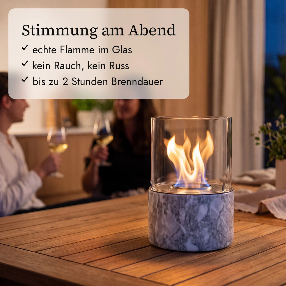 Tischfeuer PINO M am Abend auf dem Balkon (KI-Inhalte)
