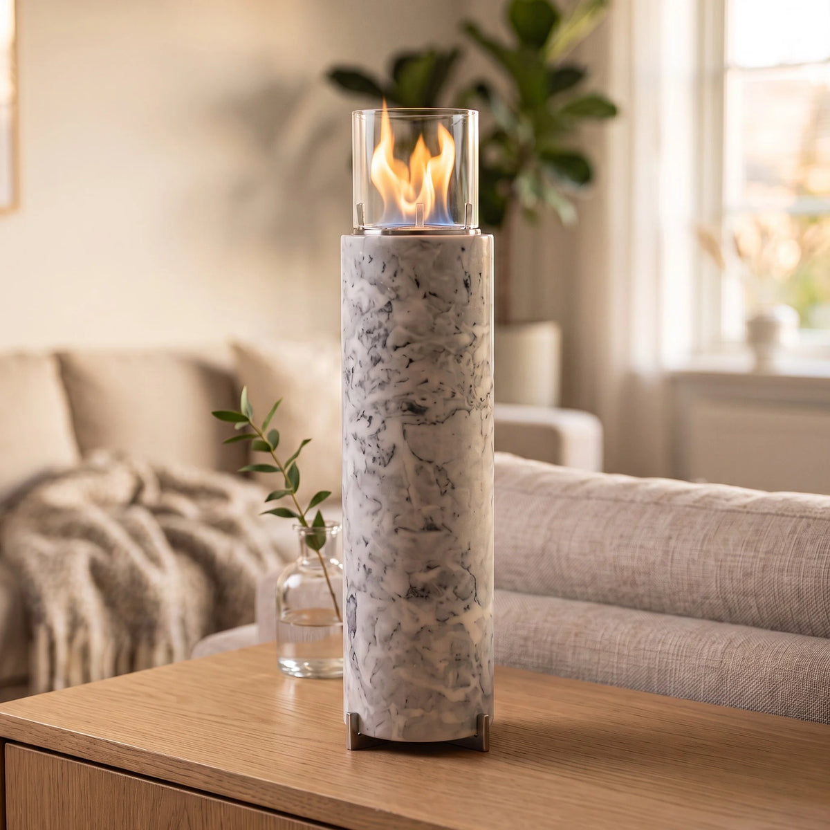 Tischfeuer SIENA M auf einem Sideboard im Wohnzimmer