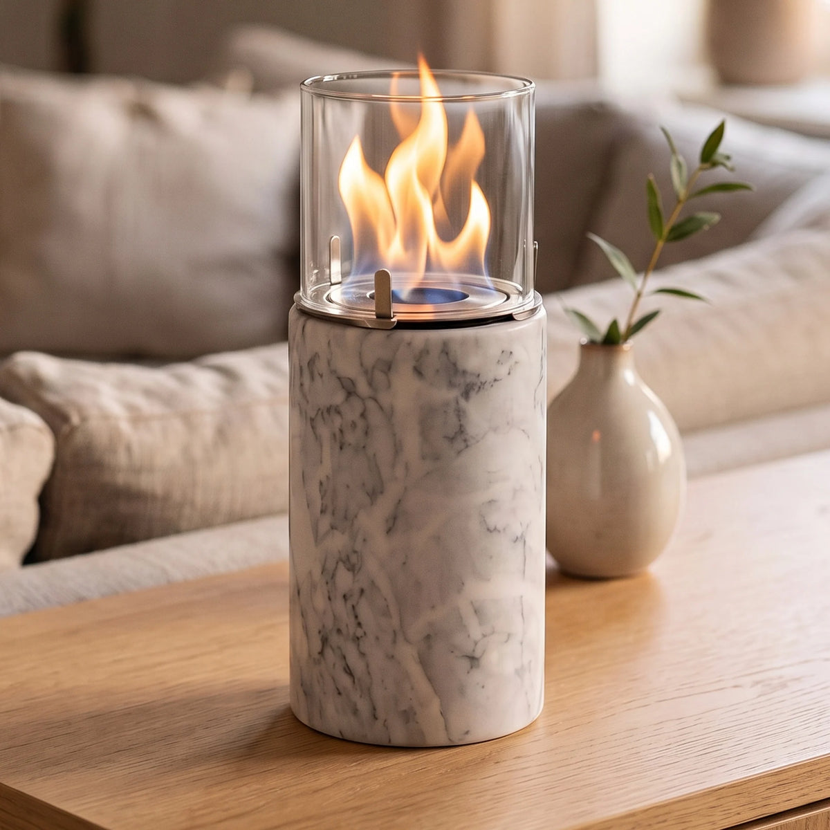 Tischfeuer SIENA S auf einem Sideboard im Wohnzimmer