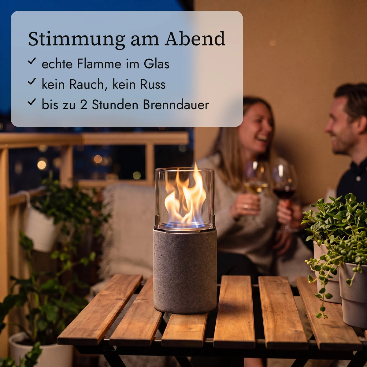Tischfeuer TIAN S am Abend auf dem Balkon (KI-Inhalte)
