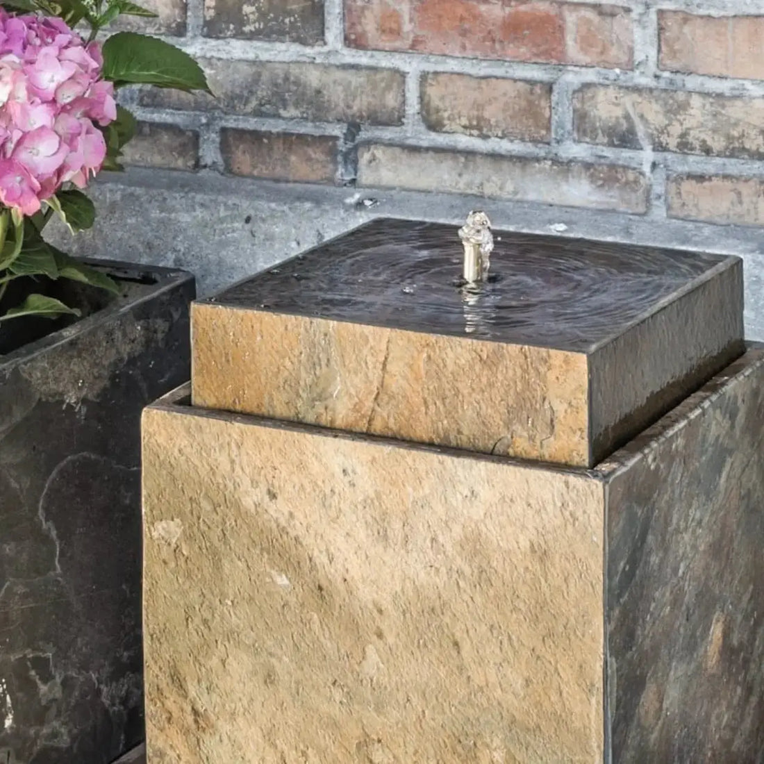 VIDA 40 Rusty – Springbrunnen edel eckig Naturschiefer Braun, Vogeltränke, stimmungsvolle LED, 38 x 38 x 48 cm, 36 kg - CLIMAQUA