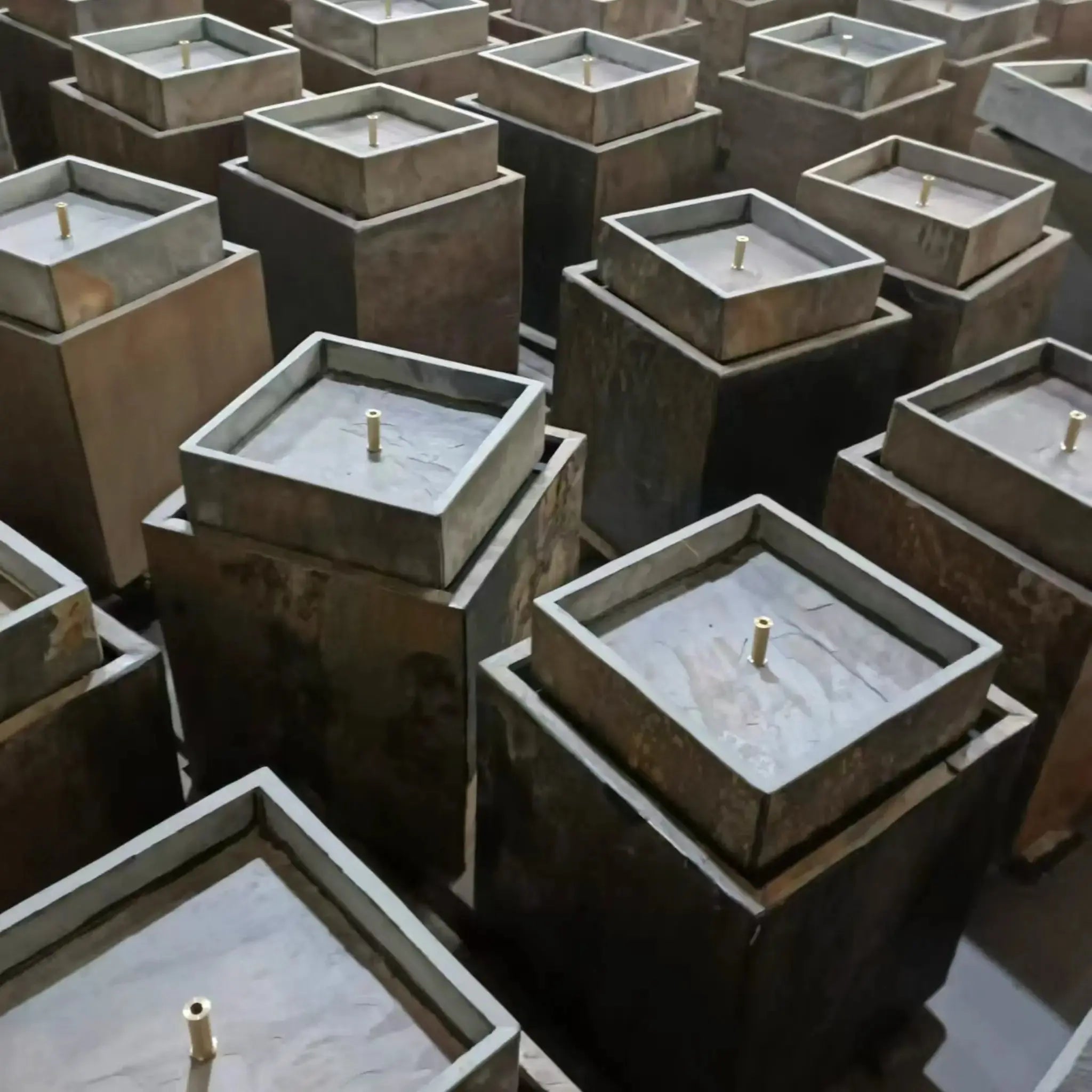 VIDA 40 Rusty – Springbrunnen edel eckig Naturschiefer Braun, Vogeltränke, stimmungsvolle LED, 38 x 38 x 48 cm, 36 kg - CLIMAQUA