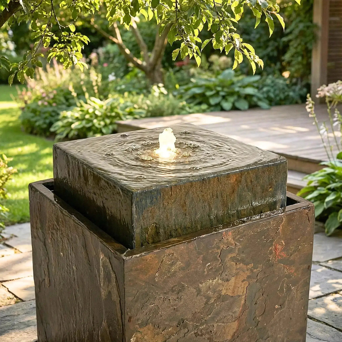 VIDA 40 Rusty – Springbrunnen edel eckig Naturschiefer Braun, Vogeltränke, stimmungsvolle LED, 38 x 38 x 48 cm, 36 kg - CLIMAQUA