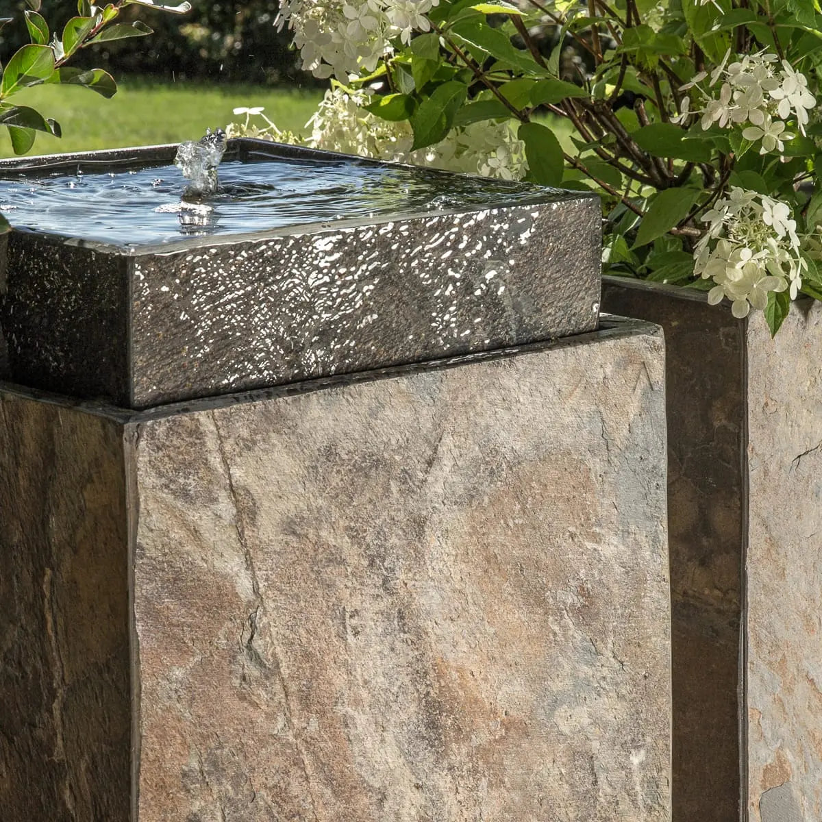 VIDA 40 Rusty – Springbrunnen edel eckig Naturschiefer Braun, Vogeltränke, stimmungsvolle LED, 38 x 38 x 48 cm, 36 kg - CLIMAQUA