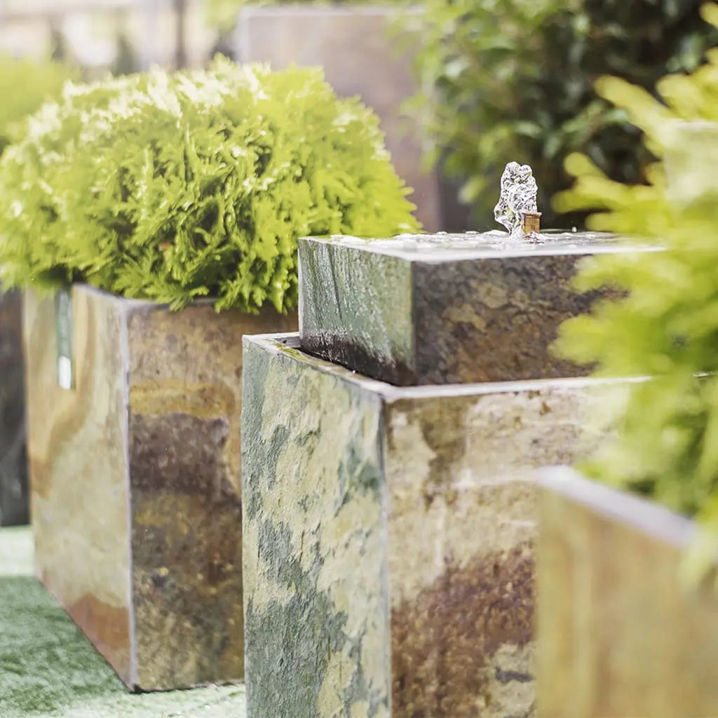 VIDA 40 Rusty – Springbrunnen edel eckig Naturschiefer Braun, Vogeltränke, stimmungsvolle LED, 38 x 38 x 48 cm, 36 kg - CLIMAQUA