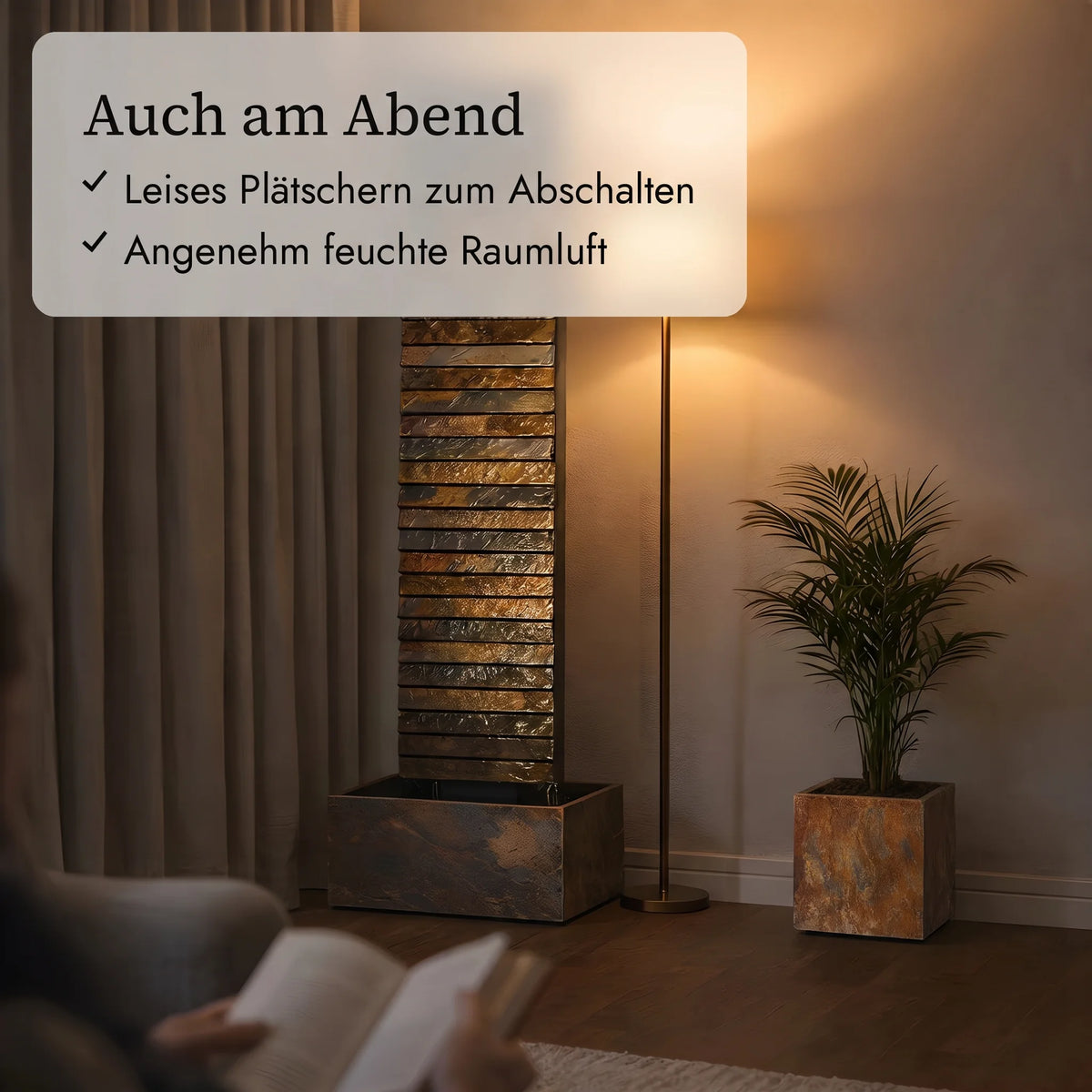 Wasserwand AVA L am Abend, beleuchtet von einer Stehlampe (KI-Inhalte)