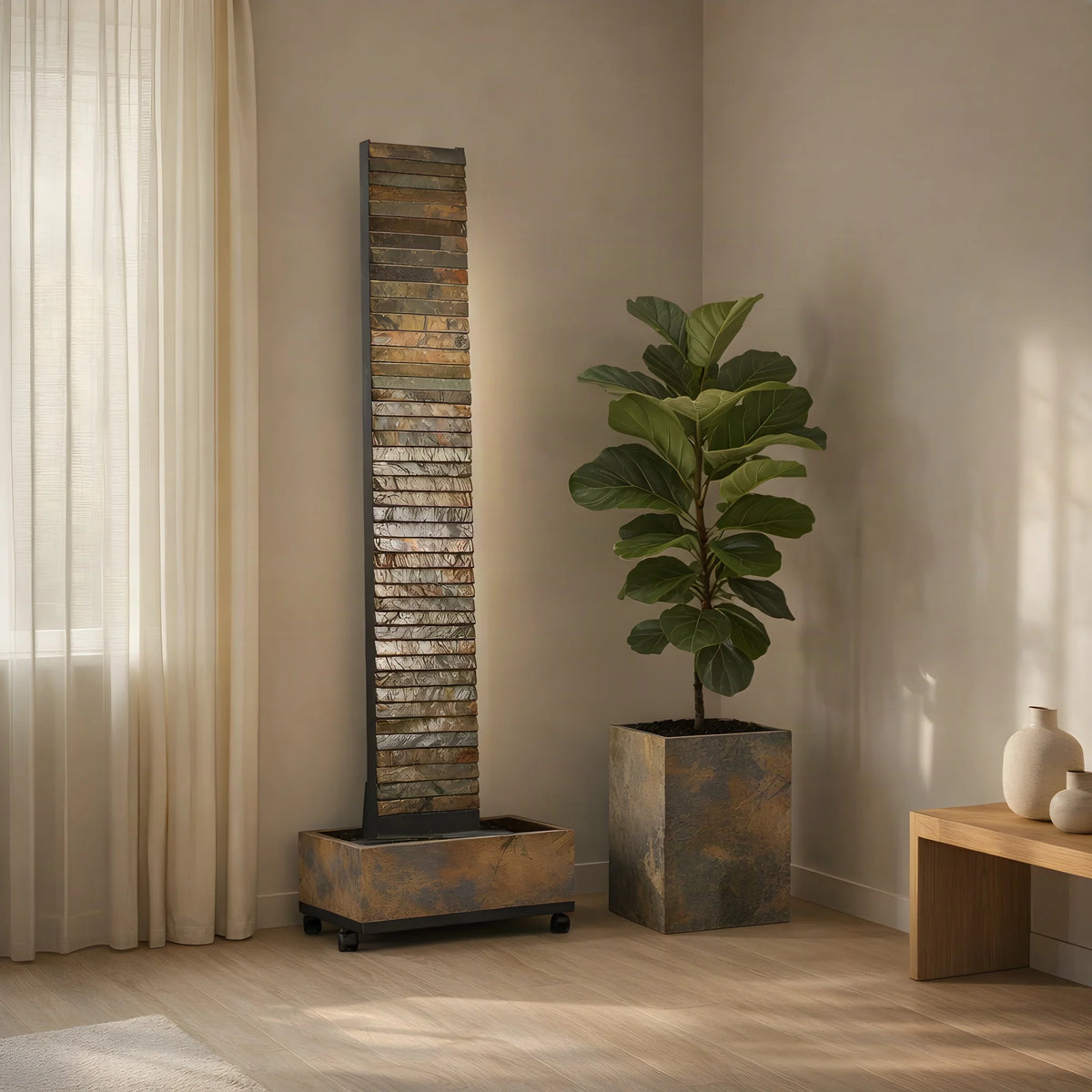 Wasserwand AVA XL im Japandi-Wohnzimmer im Morgenlicht (KI-Inhalte)