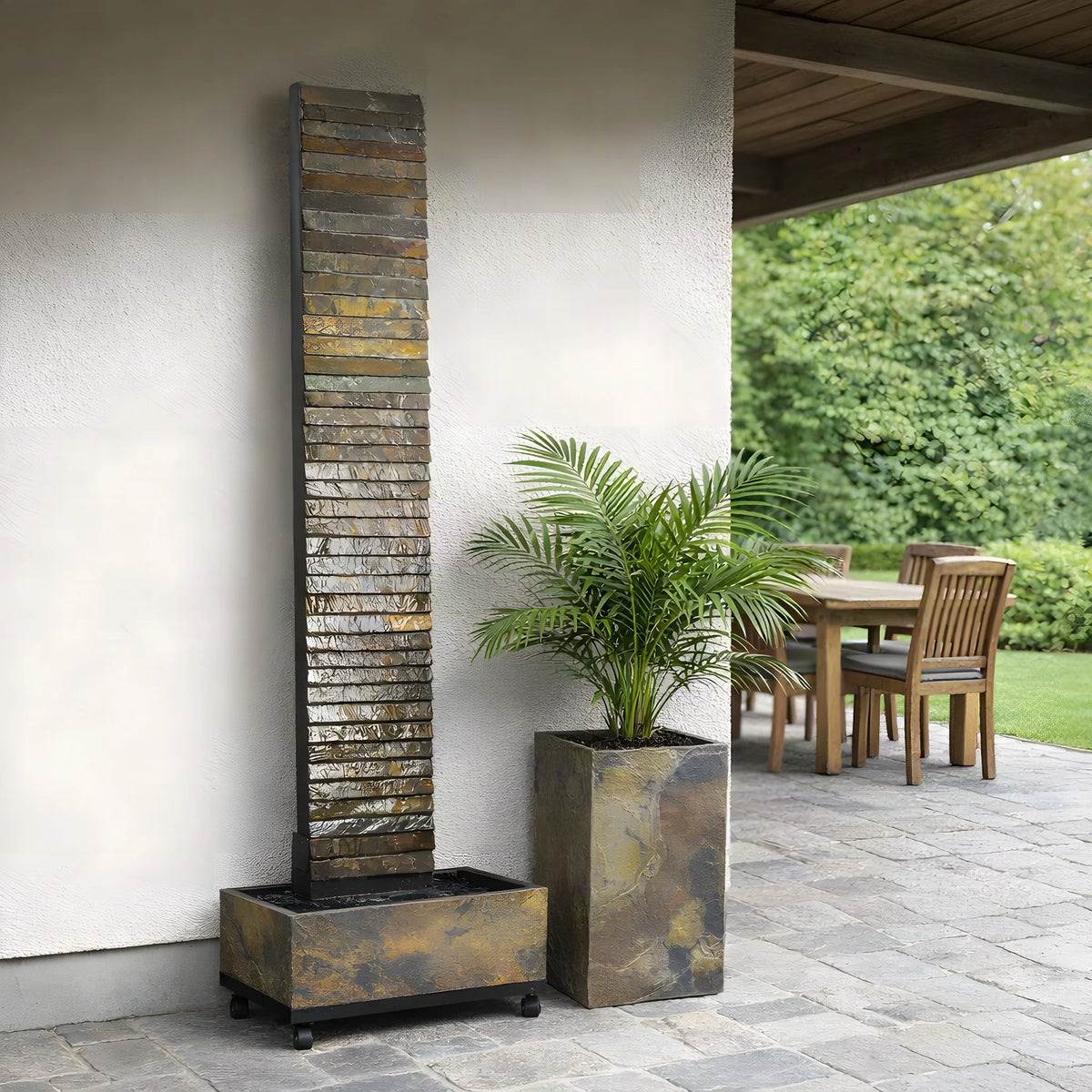 Wasserwand AVA XL am gedeckten Gartensitzplatz (KI-Inhalte)