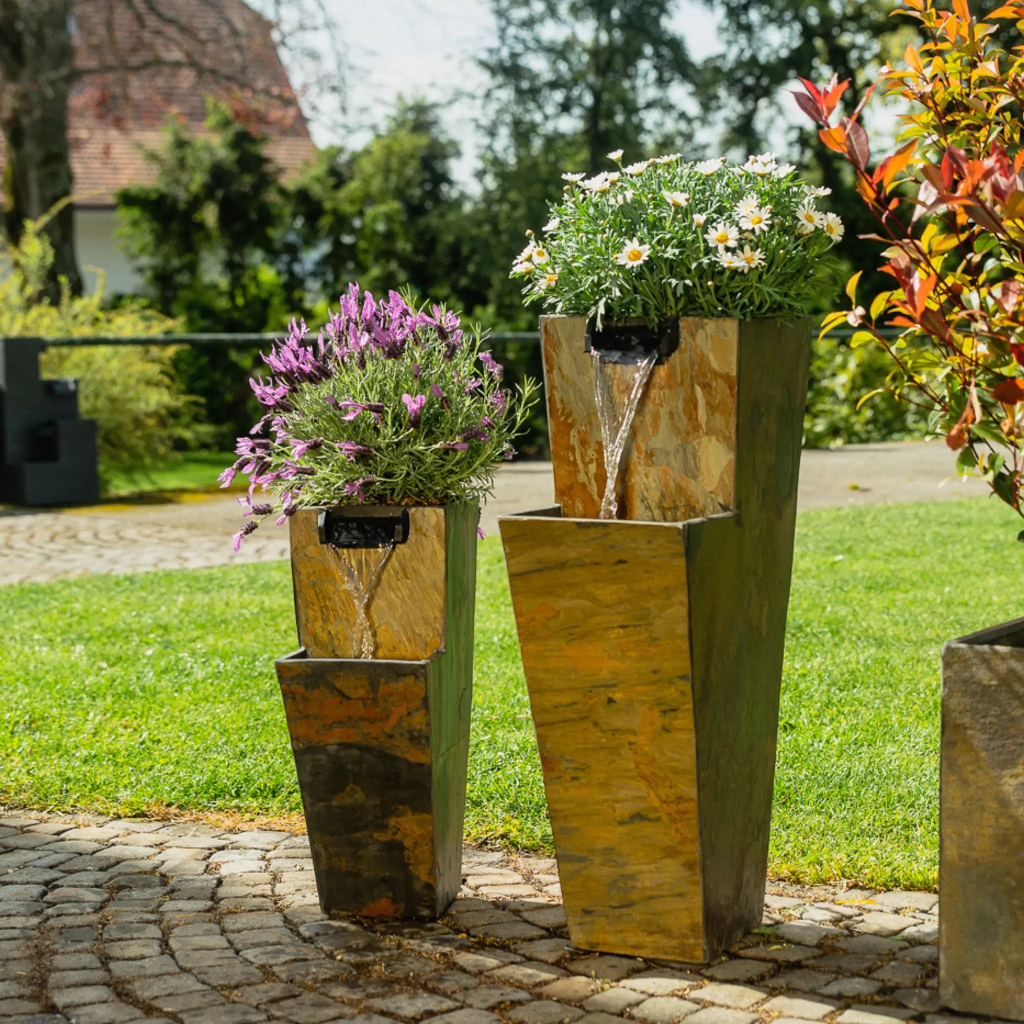 ZOE 20 – Gartenbrunnen mit Pflanzgefäss Wasserfall aus Naturschiefer Braun mit LED-Beleuchtung 28 x 21 x 53 cm 14 kg - CLIMAQUA