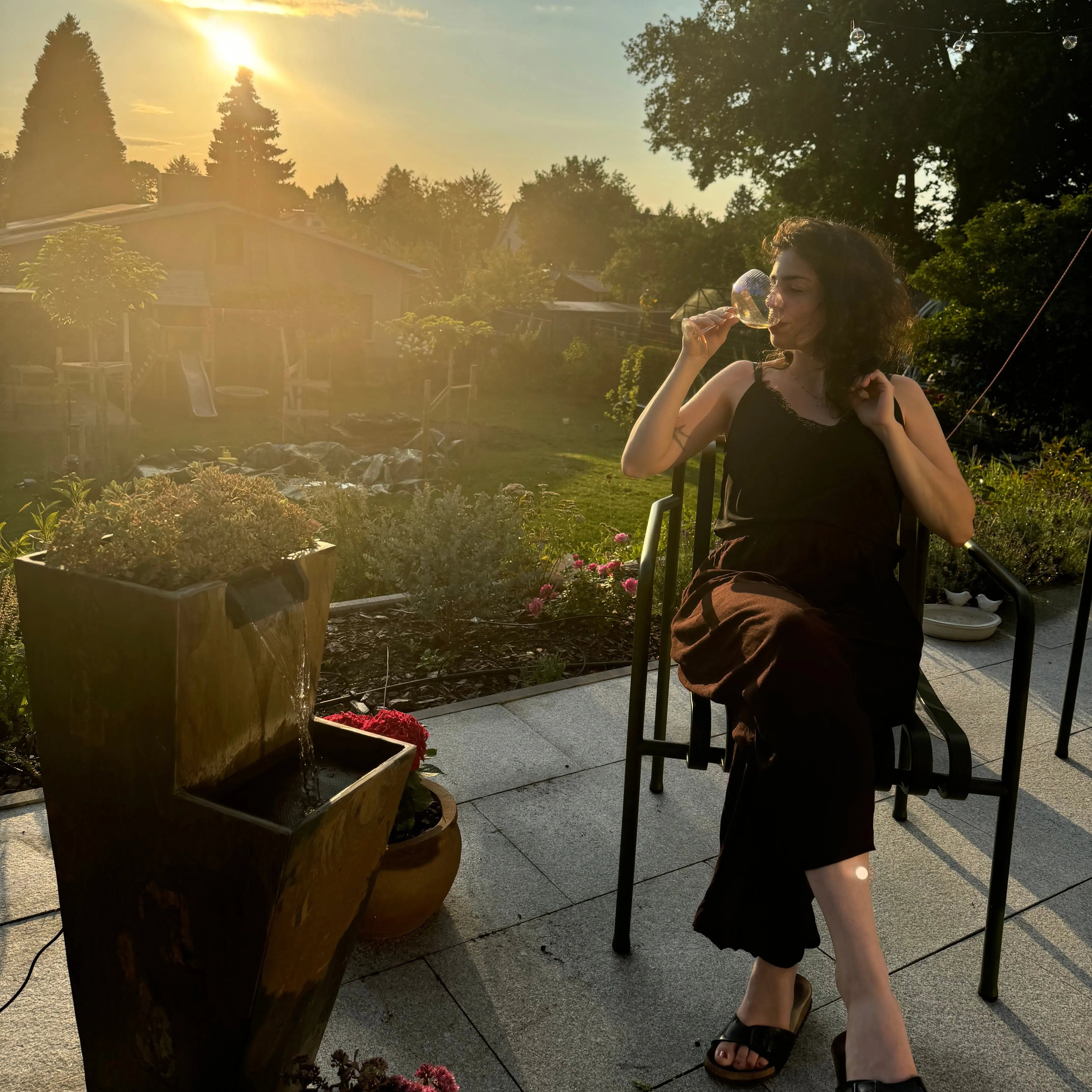 ZOE 30 – Wasserfallbrunnen mit Pflanzgefäss aus Naturschiefer Braun mit LED-Beleuchtung 38 x 26 x 76 cm 25 kg - CLIMAQUA