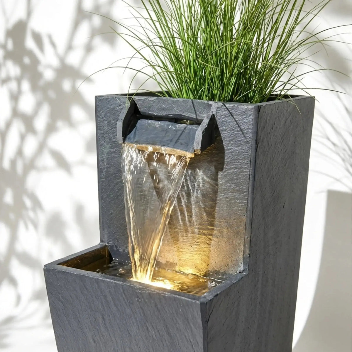 ZOE 20 Anthrazit – Gartenbrunnen mit Pflanzgefäss Wasserfall aus Naturschiefer Schwarz mit LED-Beleuchtung 28 x 21 x 53 cm 15 kg - CLIMAQUA