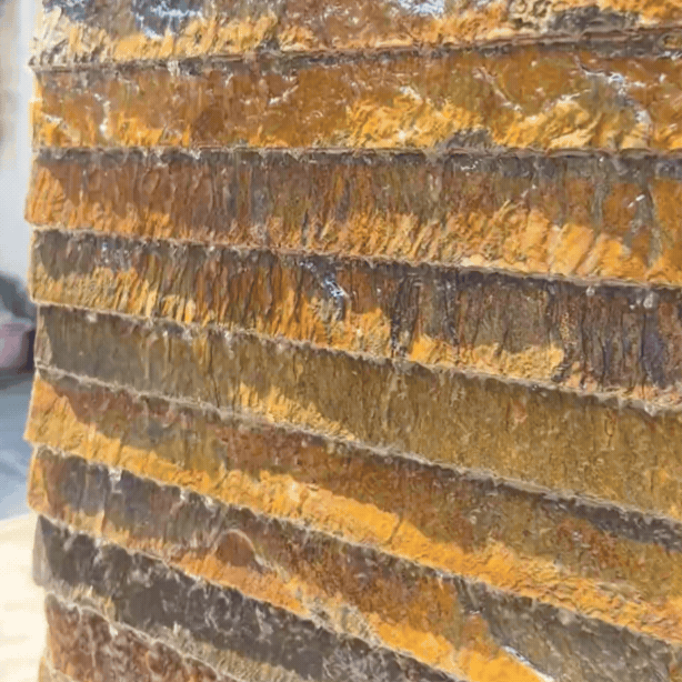 AVA GRANDE Wasserwand aus Schiefer Rusty, Nahaufnahme der Schieferstufen mit fliessendem Wasser, animiert - CLIMAQUA