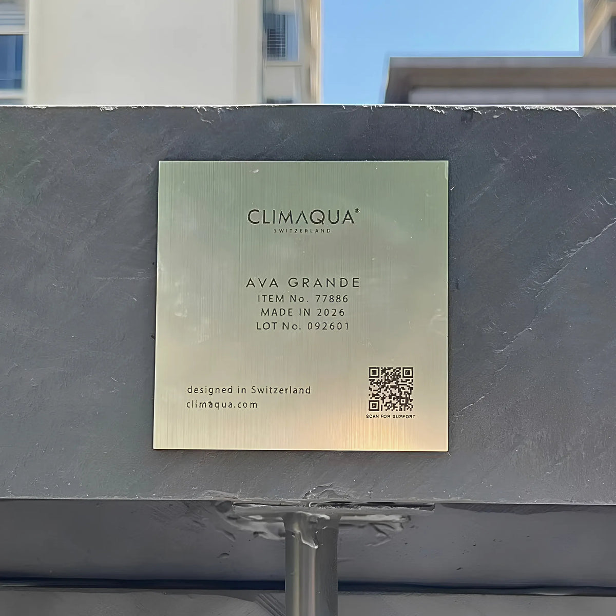 Typenschild an der AVA GRANDE Wasserwand mit CLIMAQUA Logo und QR-Code - CLIMAQUA