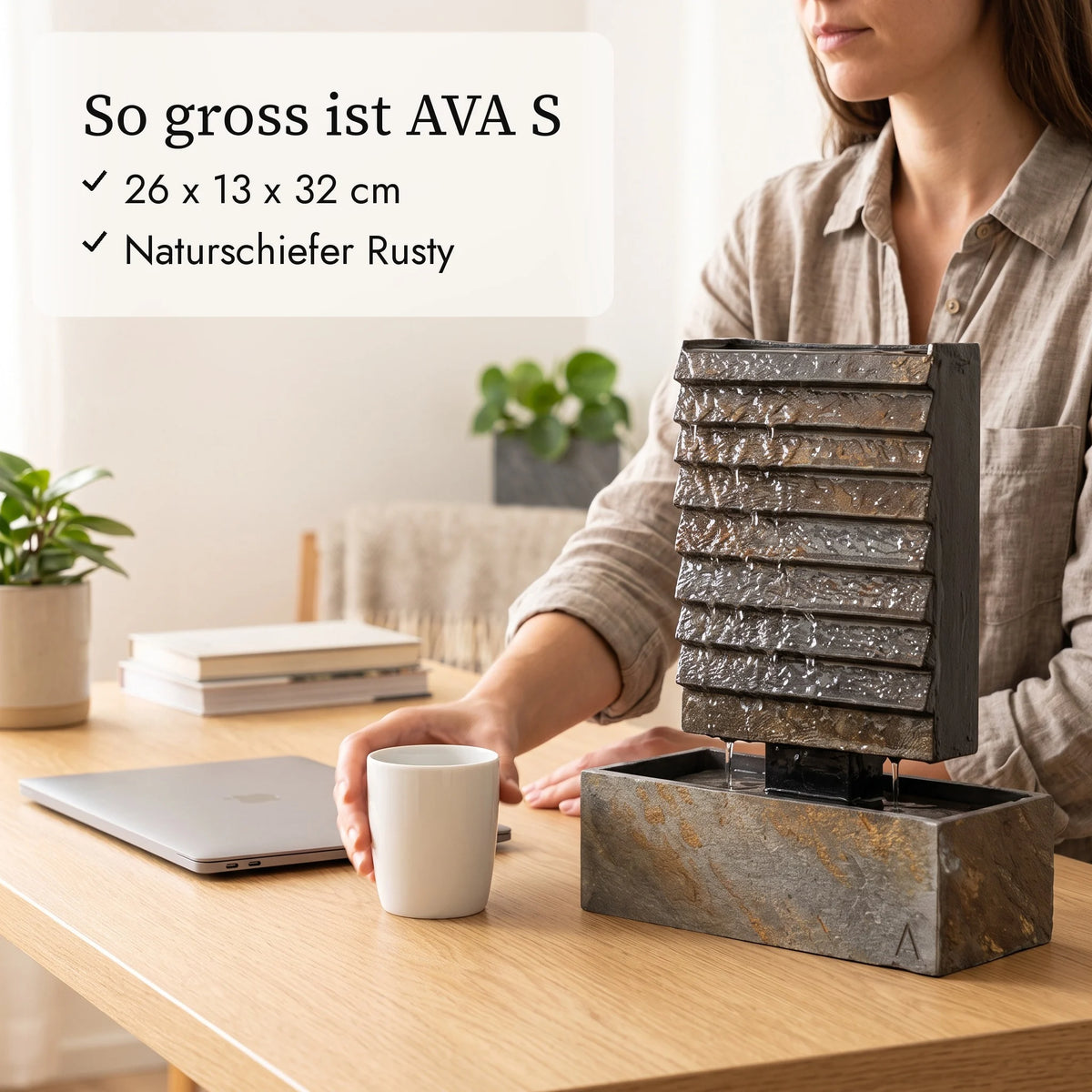 So gross ist AVA S: kleine Wasserwand 32 cm neben Kaffeetasse und Hand (KI-Inhalte)