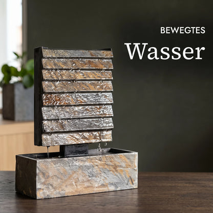 Wasser rieselt über die Schieferstufen der Wasserwand AVA S (KI-Inhalte)