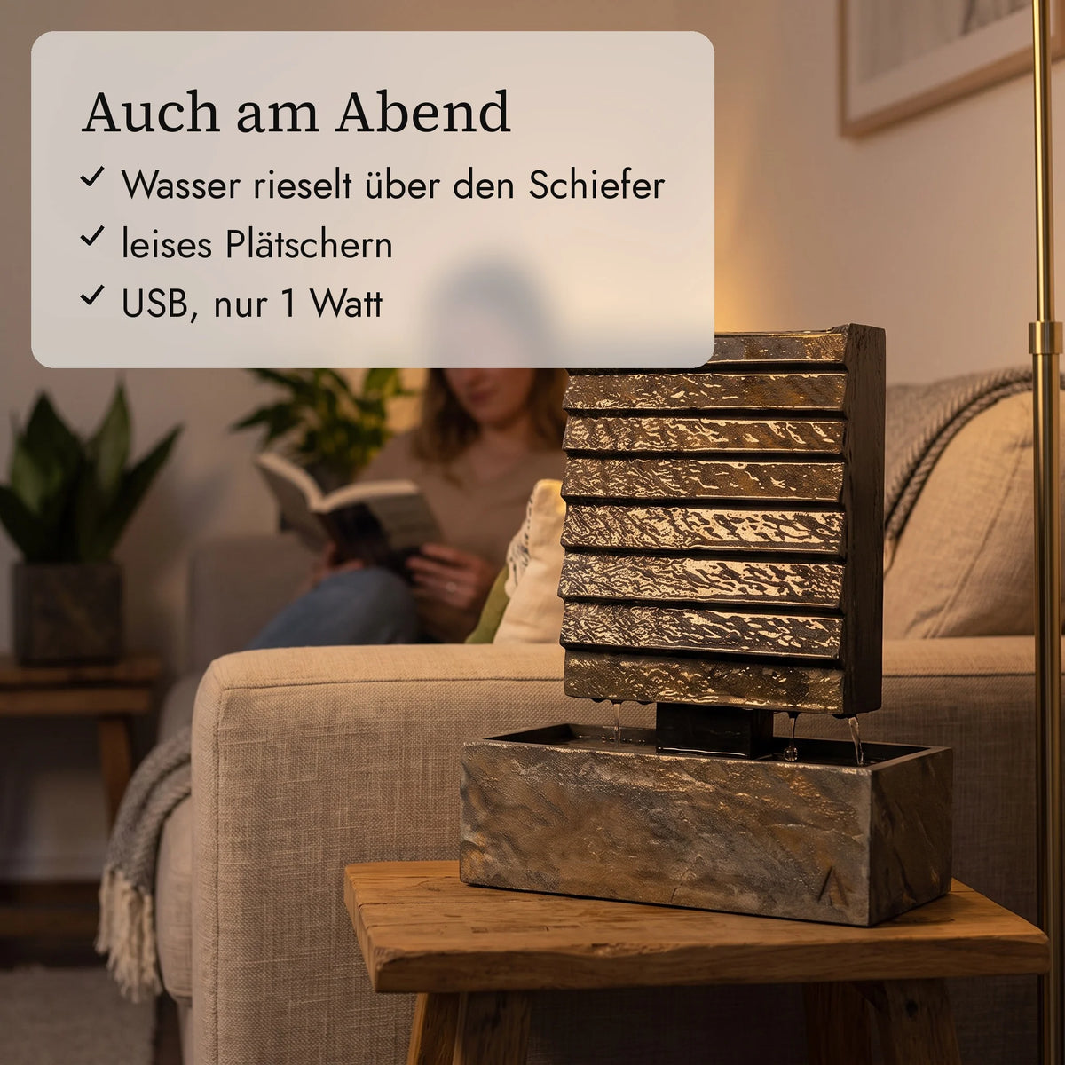 Kleine Wasserwand AVA S am Abend im Wohnzimmer (KI-Inhalte)