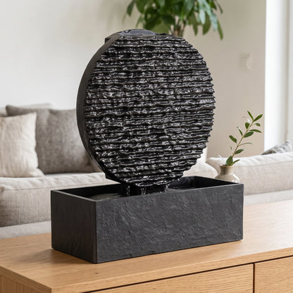 Zen Brunnen AYO M auf einem Sideboard im Wohnzimmer
