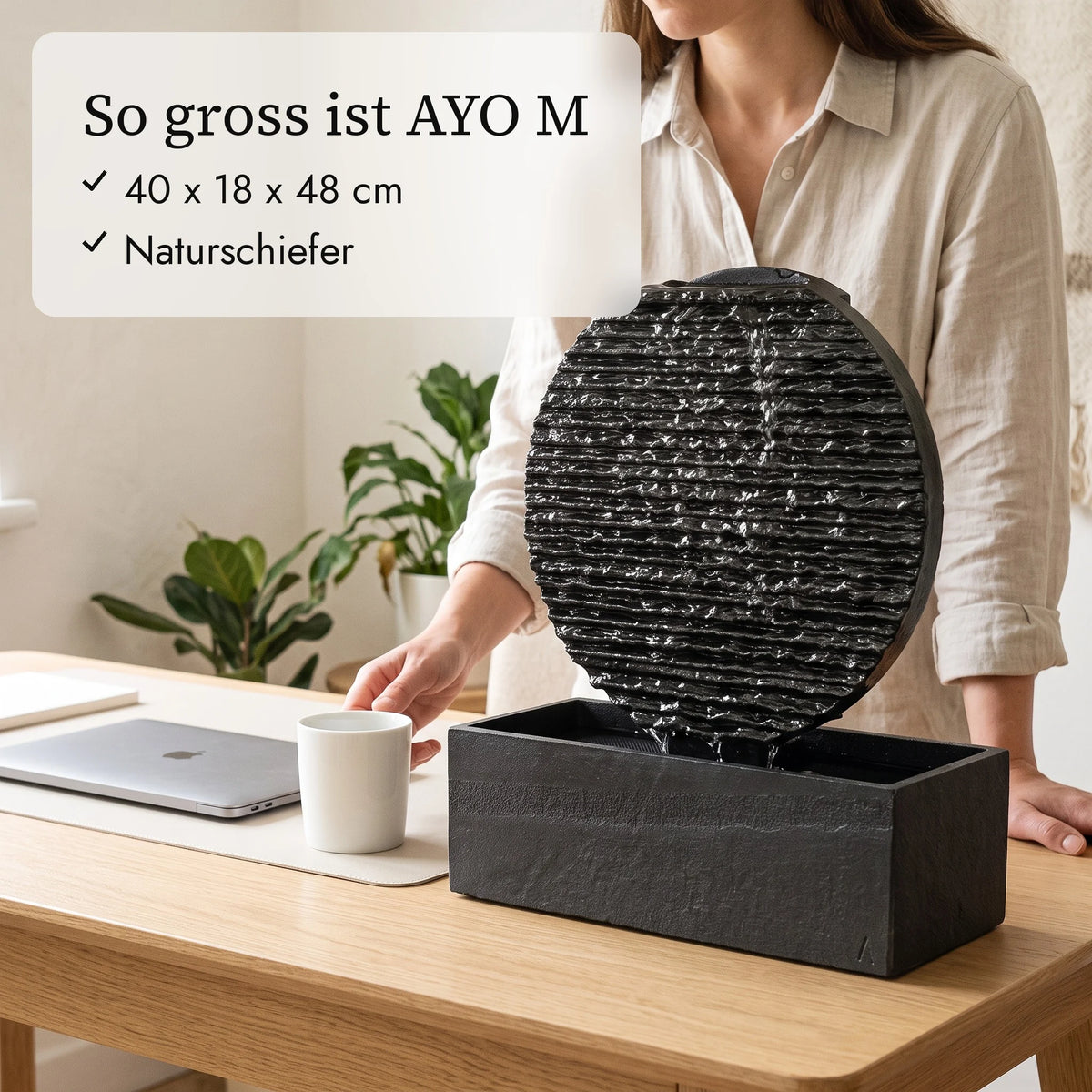 So gross ist AYO M: 40 x 18 x 48 cm neben Kaffeetasse und Hand (KI-Inhalte)