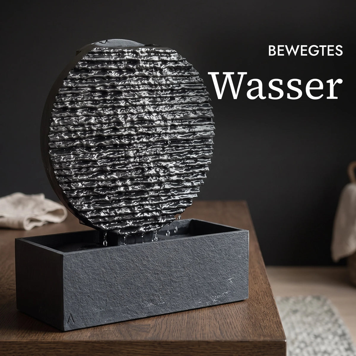 Bewegtes Wasser am Zen Brunnen AYO M (KI-Inhalte)