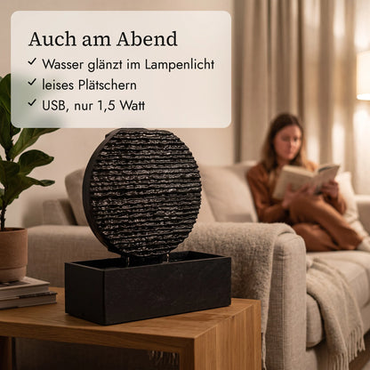 Zen Brunnen AYO M am Abend im Wohnzimmer (KI-Inhalte)