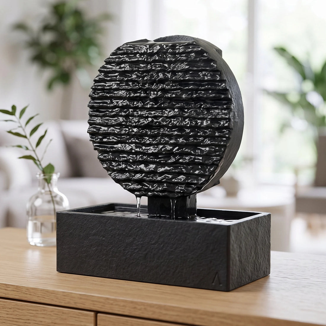 Zen Brunnen AYO S auf einem Sideboard im Wohnzimmer