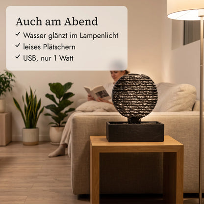 Zen Brunnen AYO S am Abend im Wohnzimmer (KI-Inhalte)