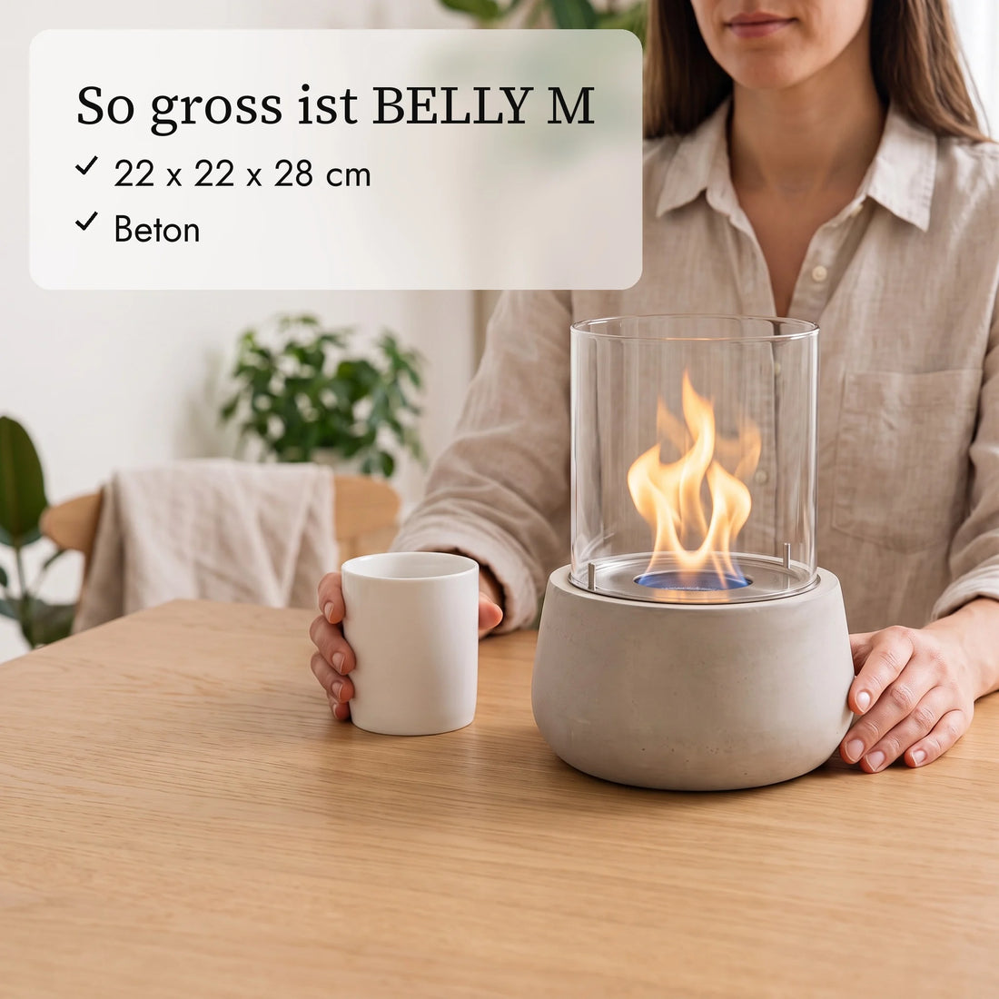 So gross ist BELLY M: 22 x 22 x 28 cm neben Kaffeetasse und Hand (KI-Inhalte)