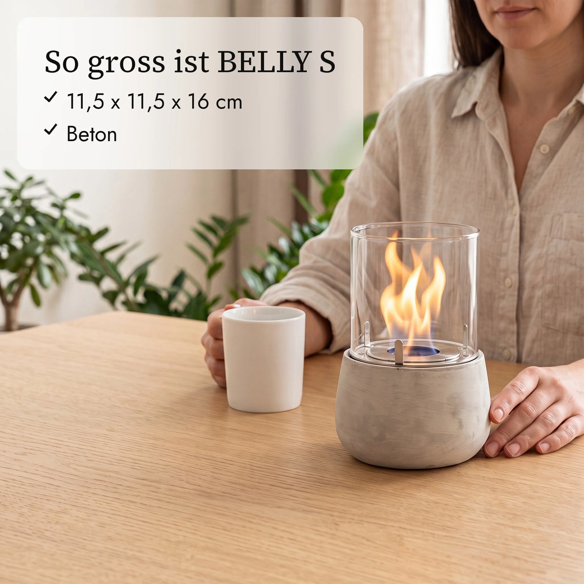 So gross ist BELLY S: 11,5 x 11,5 x 16 cm neben Kaffeetasse und Hand (KI-Inhalte)