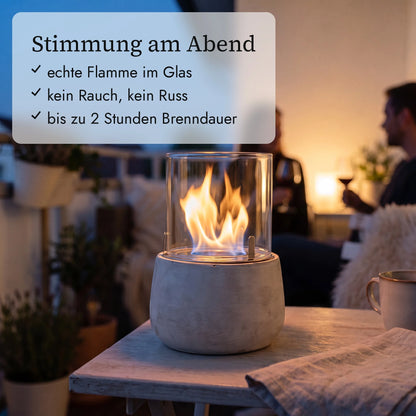 Tischfeuer BELLY S am Abend auf dem Balkon (KI-Inhalte)