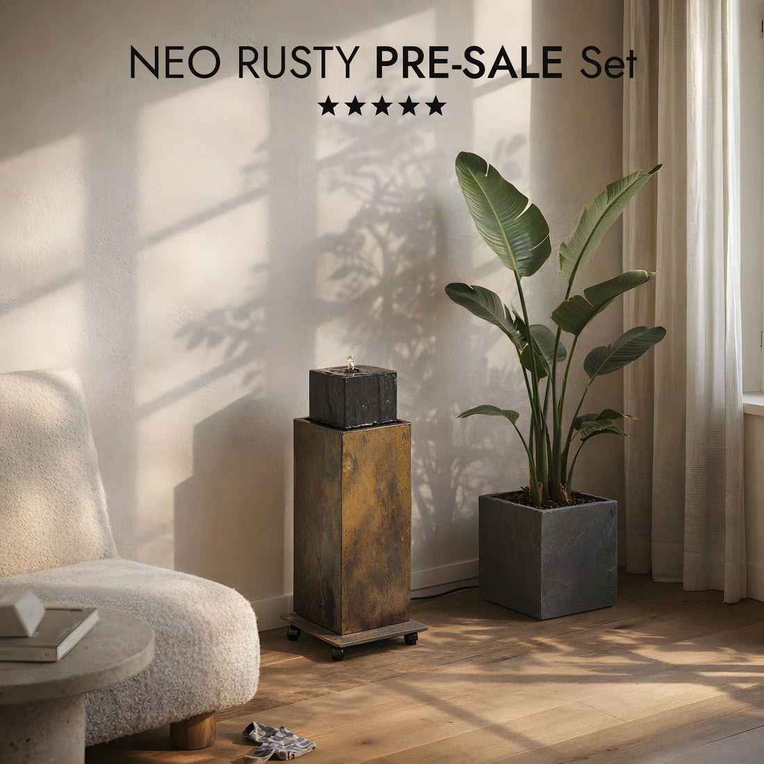Brunnensäule NEO RUSTY auf dem Rolluntersetzer ROLO im hellen Wohnzimmer, daneben CUBI 31 mit Strelitzie (KI-Inhalte)