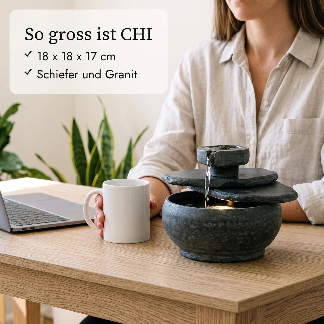 So gross ist CHI: 18 x 18 x 17 cm neben Kaffeetasse und Hand (KI-Inhalte)