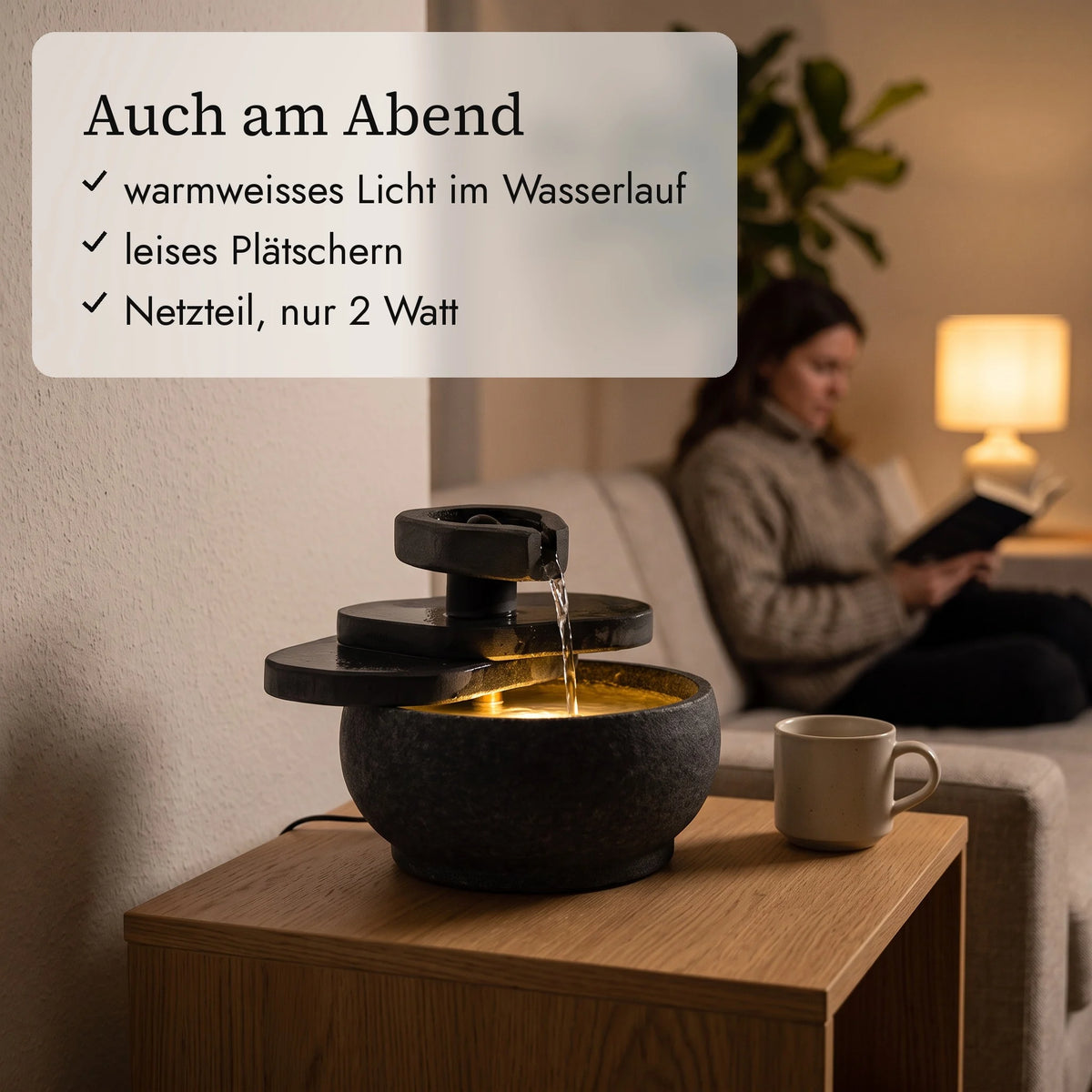 Zimmerbrunnen CHI am Abend im Wohnzimmer (KI-Inhalte)