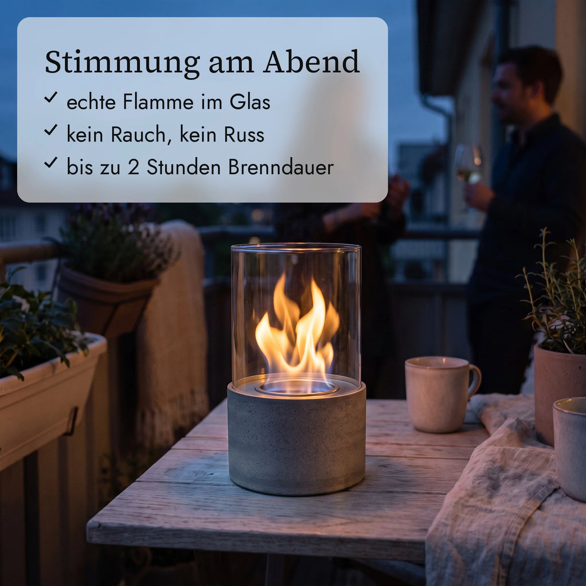 Tischfeuer CRESCENDO am Abend auf dem Balkon (KI-Inhalte)