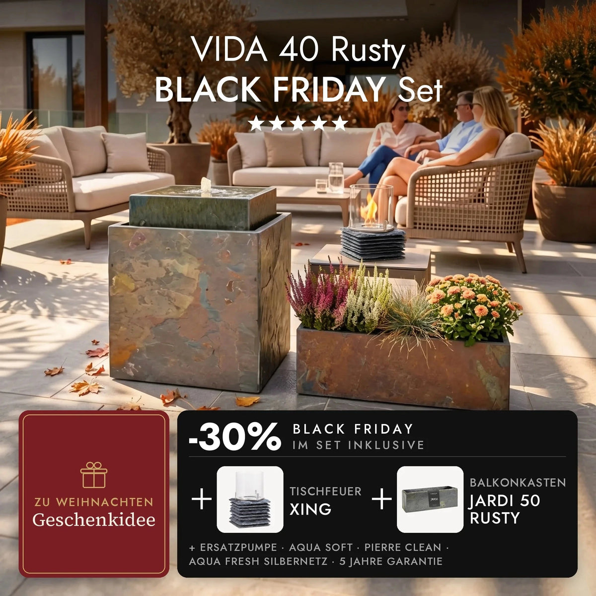 Gartenbrunnen VIDA 40 Rusty auf der herbstlichen Terrasse mit Balkonkasten JARDI 50 Rusty und brennendem Tischfeuer XING auf dem Beistelltisch, VIDA 40 Rusty BLACK FRIDAY Set (KI-Inhalte)