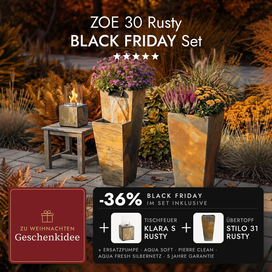 Gartenbrunnen ZOE 30 Rusty auf der herbstlichen Terrasse mit Übertopf STILO 31 Rusty und brennendem Tischfeuer KLARA S Rusty auf dem Beistelltisch, ZOE 30 Rusty BLACK FRIDAY Set (KI-Inhalte)