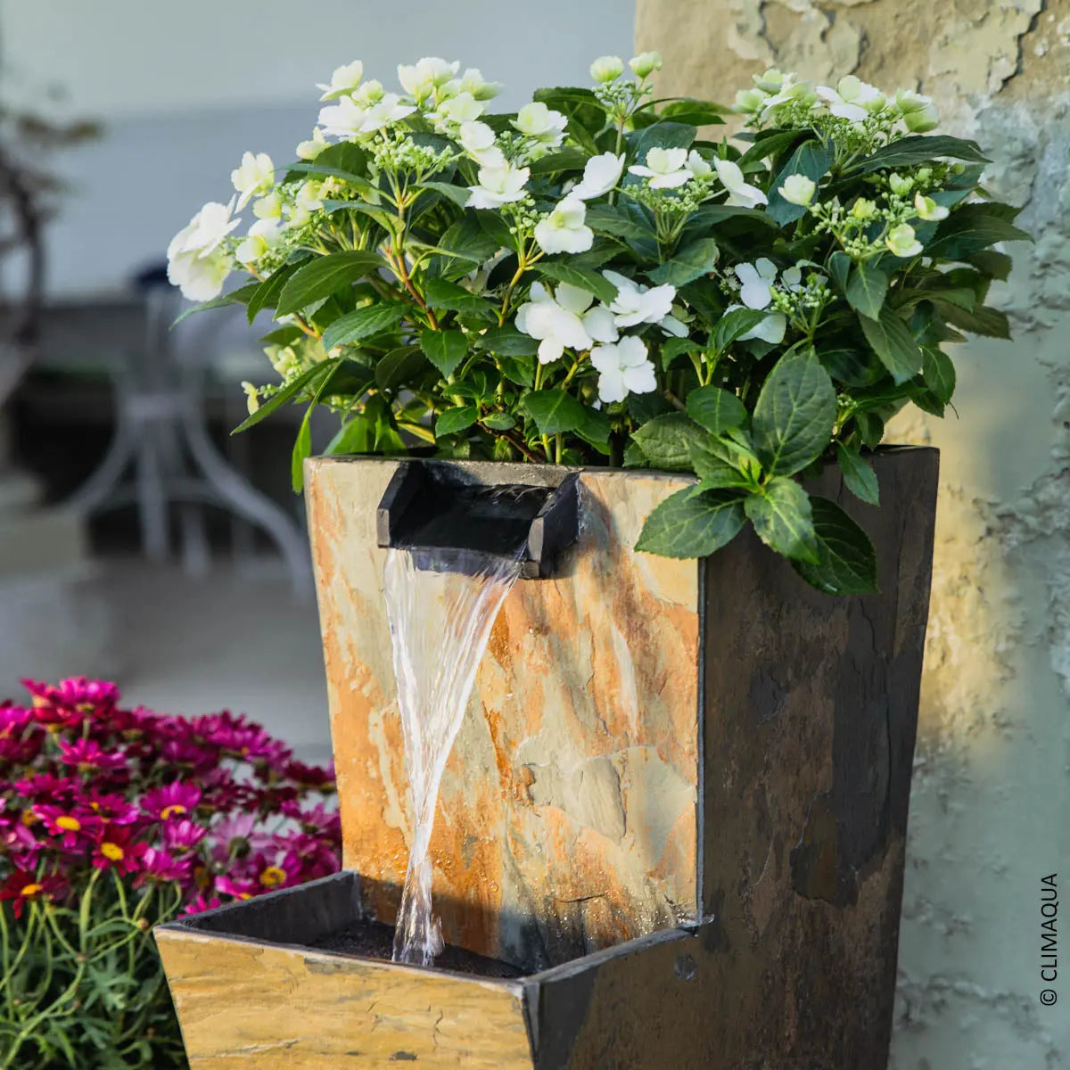 Gartenbrunnen mit Pflanzgefäss aus Naturschiefer mit Licht und Wasserfall ZOE 30 - CLIMAQUA