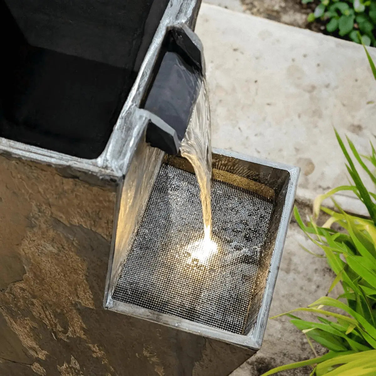 Gartenbrunnen mit Pflanzgefäss aus Naturschiefer mit Licht und Wasserfall ZOE 30 - CLIMAQUA